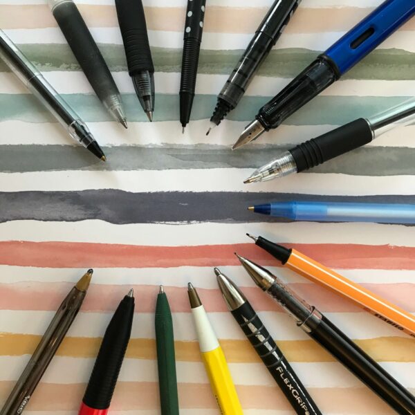 Zdjęcie okładkowe wpisu: Czym pisać? Długopisy i pióra — podstawowe przybory