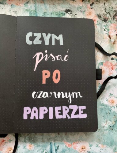 Zdjęcie okładkowe wpisu: Czym pisać po czarnym papierze?