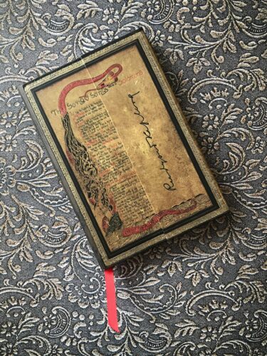 Zdjęcie okładkowe wpisu: Recenzja: Paperblanks (mini) — notatnik do postawienia wśród książek
