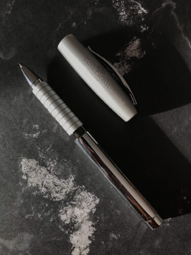 Zdjęcie okładkowe wpisu: Recenzja: Faber-Castell Loom — klasyczne pióro kulkowe