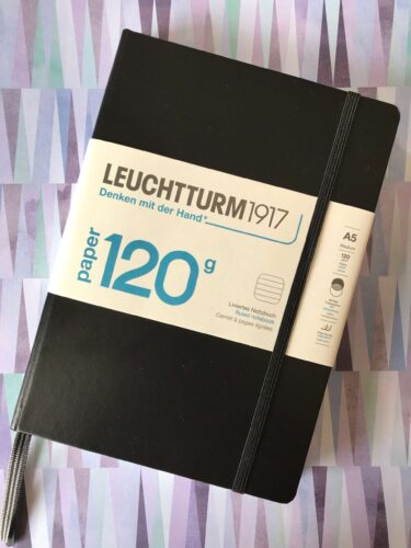 Zdjęcie okładkowe wpisu: Recenzja: Leuchtturm 120G — grubszy papier w klasyku