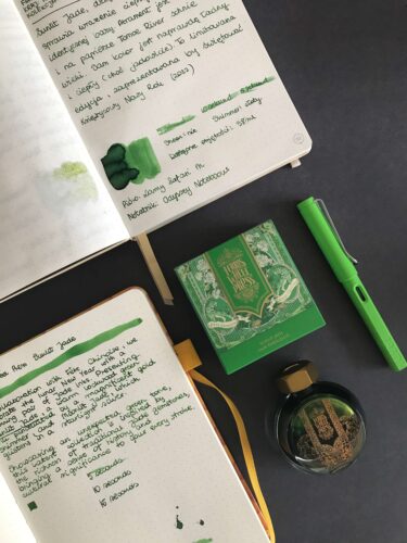 Zdjęcie okładkowe wpisu: Sunlit Jade, słoneczna soczysta zieleń od Ferris Wheel Press